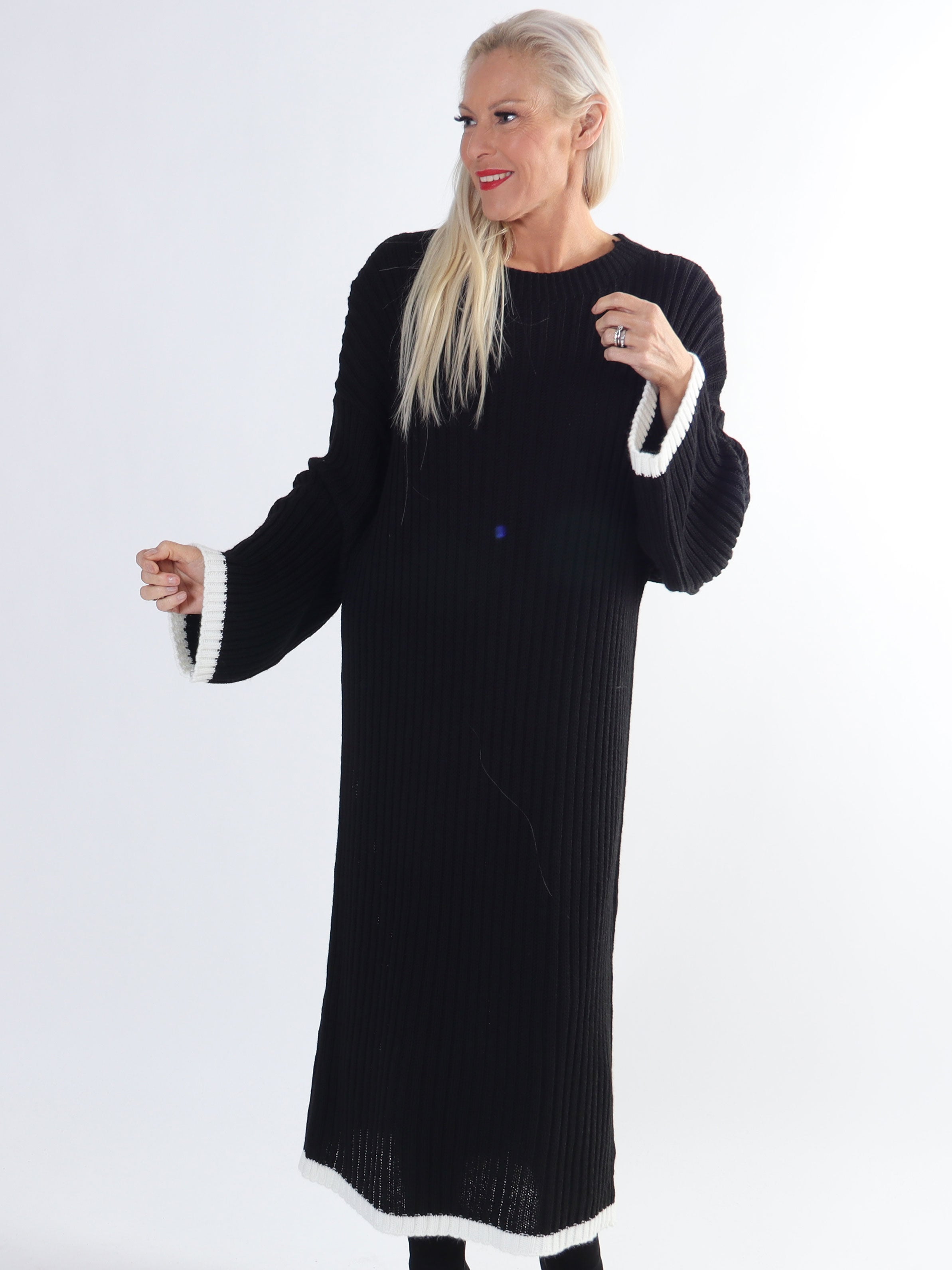 Ramona - Lang plus size strikkjole med farvet kanter